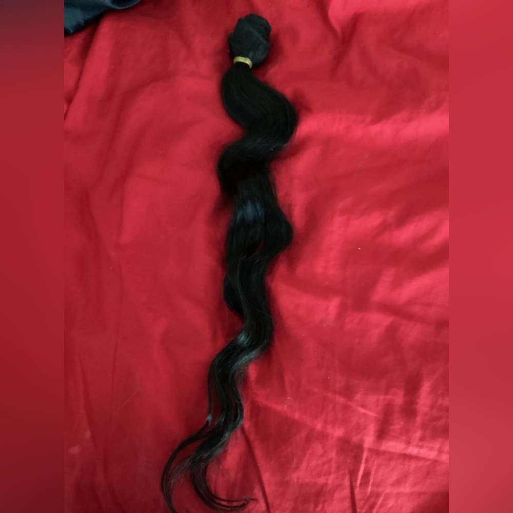 Wavy Hair Extension - Premium Human Hair
Color: 1B ( 1  Bundle 22 inches)